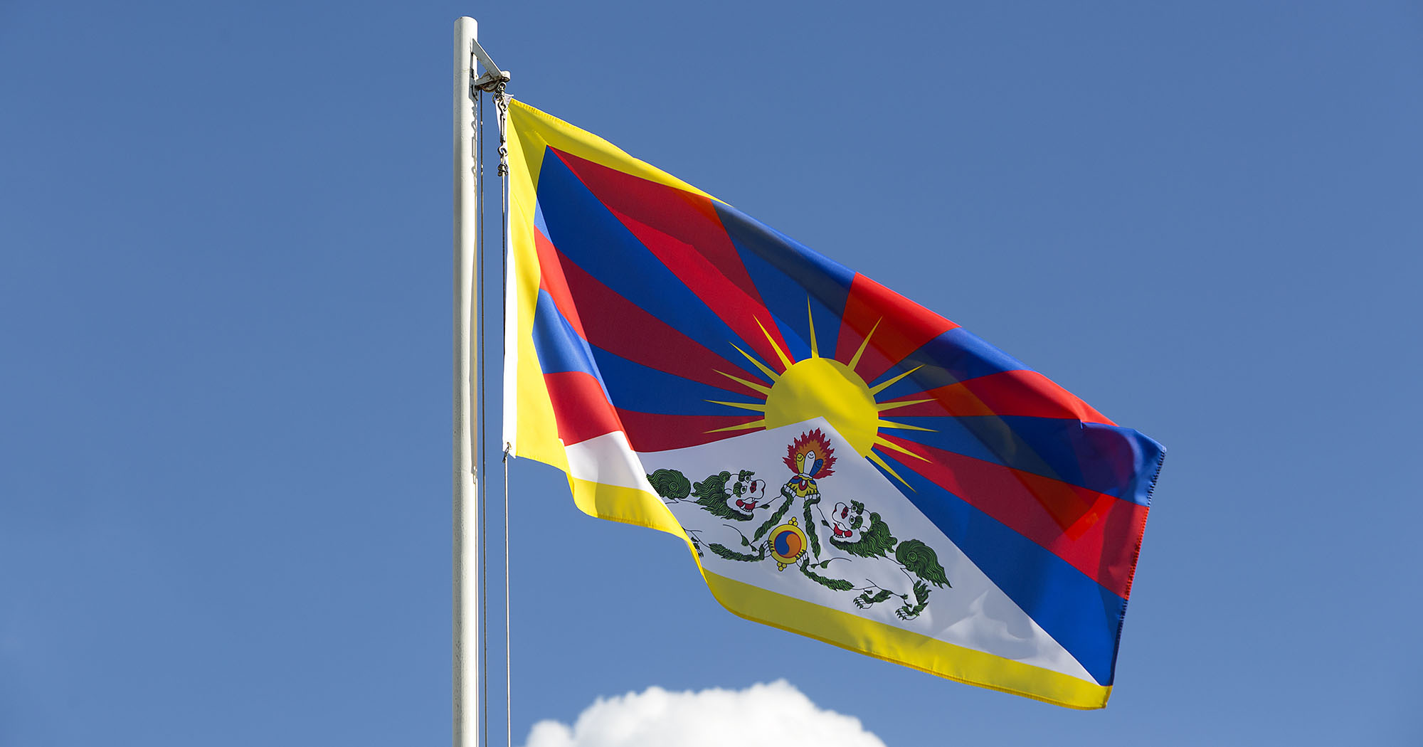 Levée du drapeau tibétain au fronton de l'Hôtel de Ville – Ville